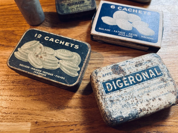 Lot de boites vintages de médicaments et remèdes