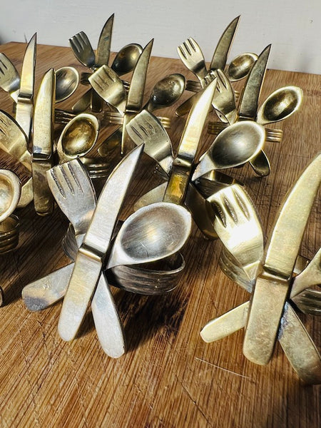 10 porte-serviettes vintages en laiton en forme de couverts