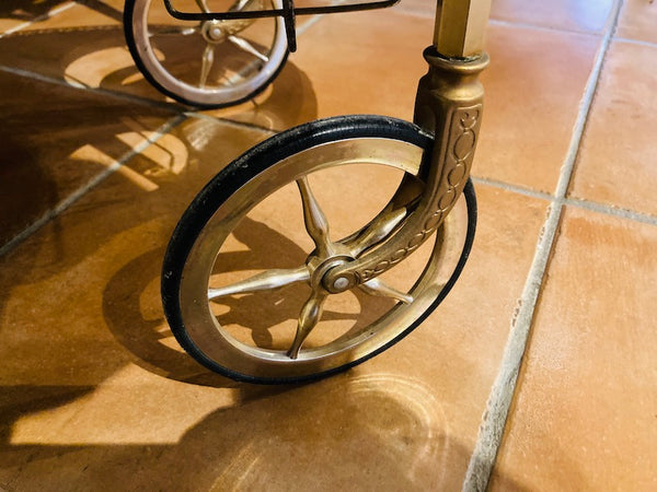 Desserte vintage à roulettes en laiton et formica marron