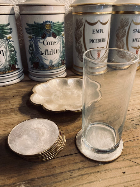 Service apéritif vintage en nacre composé de 8 sous-verres et une coupelle