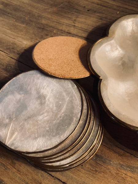Service apéritif vintage en nacre composé de 8 sous-verres et une coupelle