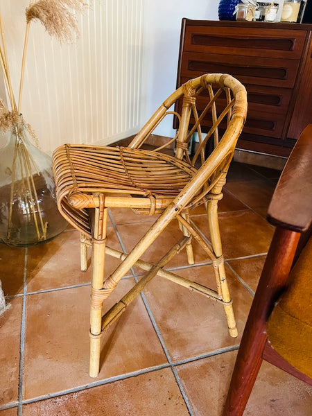 Chaise haute vintage en rotin pour enfant