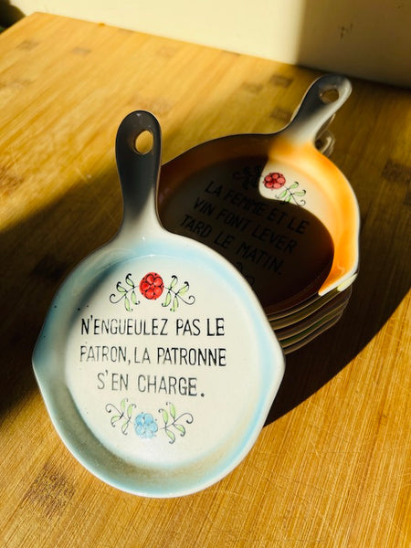 Lot de 6 petites poêles vintages en porcelaine à citations