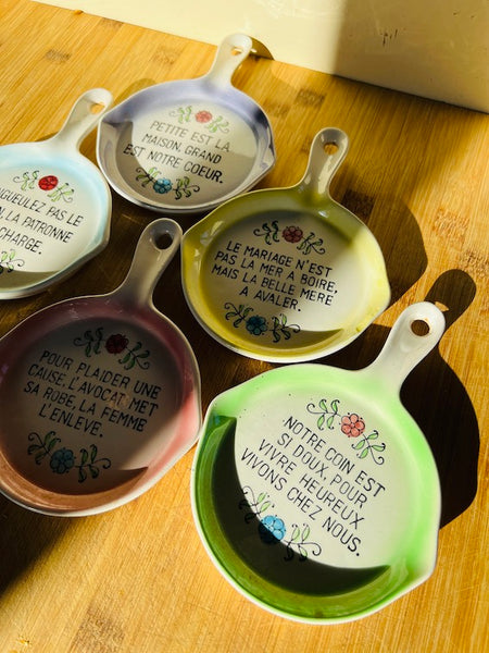 Lot de 6 petites poêles vintages en porcelaine à citations