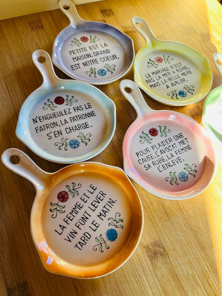 Lot de 6 petites poêles vintages en porcelaine à citations