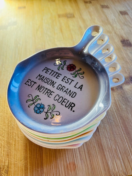 Lot de 6 petites poêles vintages en porcelaine à citations