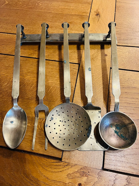 Lot de cinq ustensiles de cuisine en bronze vintage avec support mural