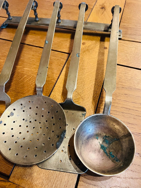 Lot de cinq ustensiles de cuisine en bronze vintage avec support mural