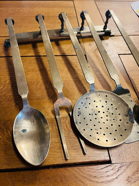 Lot de cinq ustensiles de cuisine en bronze vintage avec support mural