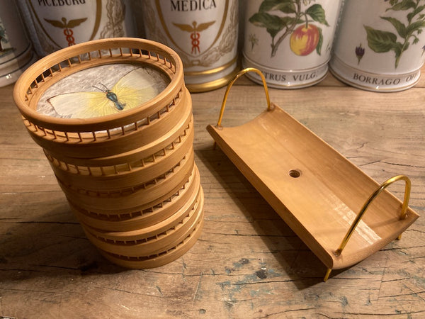 Ensemble de 6 sous-verres vintages papillons en bambou et leur support