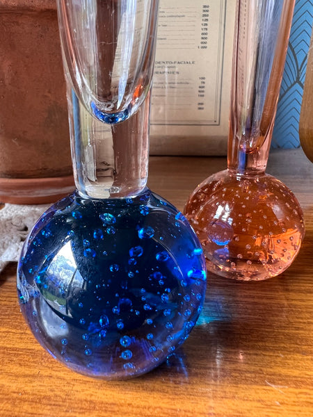 2 soliflores fins vintages en verre avec base bullée