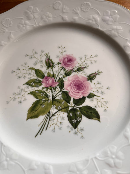 Plateau vintage formé d'une assiette en porcelaine à fleurs et d'une anse