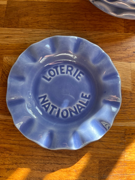 Cendrier / vide-poche publicitaire vintage Loterie Nationale en faïence bleue lavande de Saint Clément