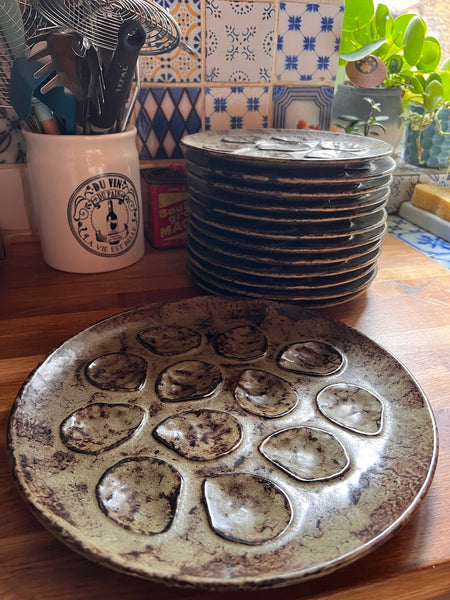 Service à huitres vintage en céramique formé d'un plateau et 12 assiettes