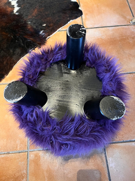 Petit tabouret / pouf en moumoute violette