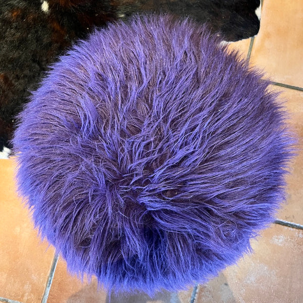 Petit tabouret / pouf en moumoute violette