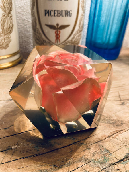 Presse papier inclusion de rose artificielle en résine vintage