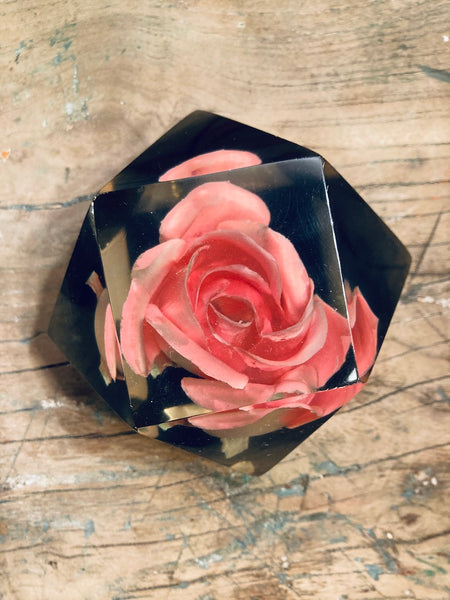 Presse papier inclusion de rose artificielle en résine vintage