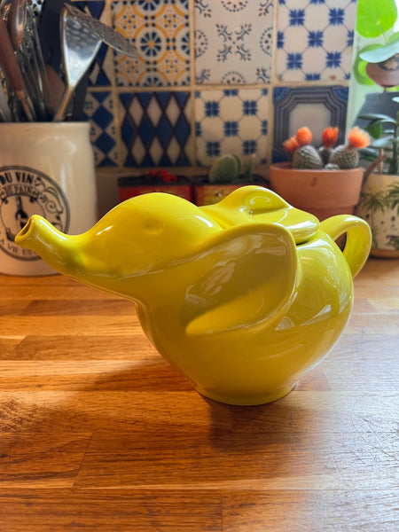 Théière de la marque de thé Eléphant en faïence verte / jaune