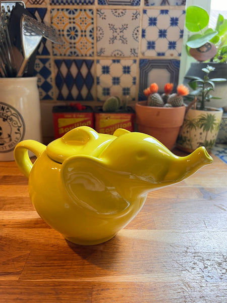 Théière de la marque de thé Eléphant en faïence verte / jaune