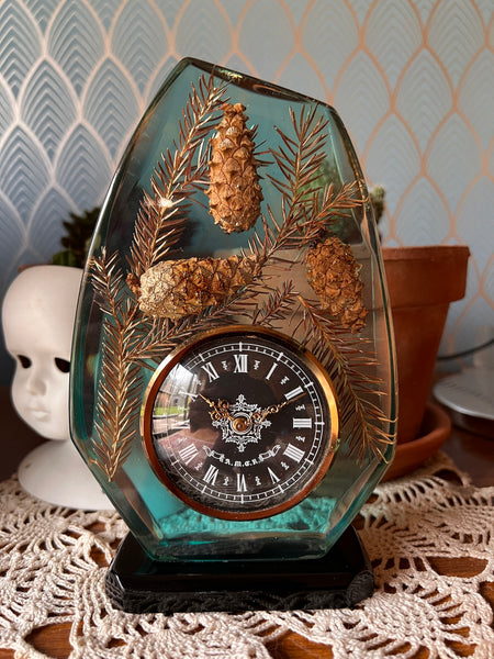 Pendulette à mouvement mécanique AMCR vintage en résine à inclusion de pommes et branches de pin
