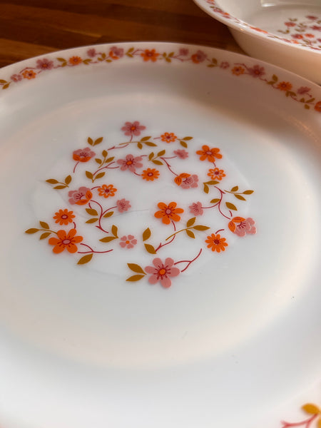 2 plats vintages en verre Arcopal Scania à fleurs oranges et roses - 1970