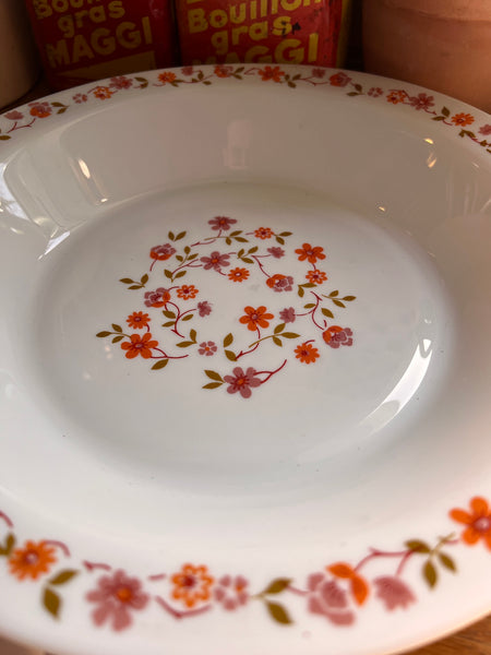 2 plats vintages en verre Arcopal Scania à fleurs oranges et roses - 1970