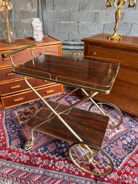 Desserte vintage à roulettes en laiton et formica marron.