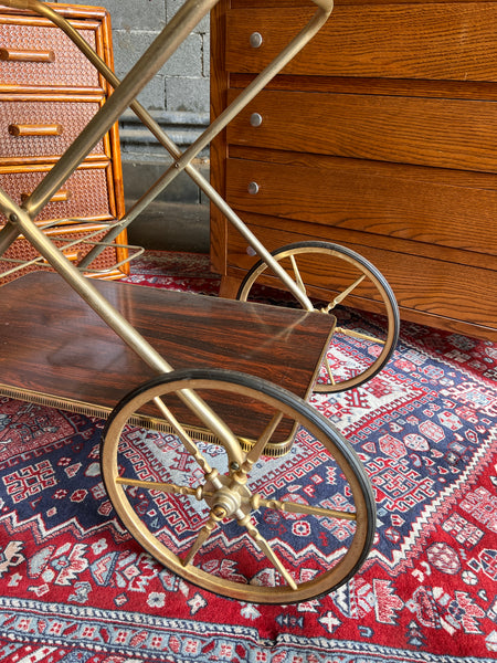 Desserte vintage à roulettes en laiton et formica marron.