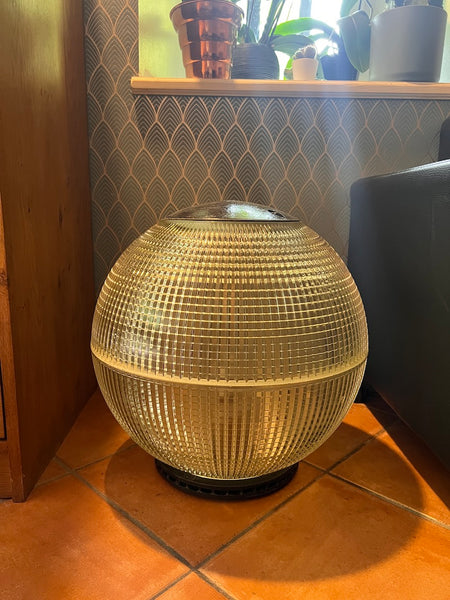 Le Sélectionneur - Brocante - Luminaire Boule Holophane / Europhane grand modèle sur socle - Diamètre 50cm - Années 70