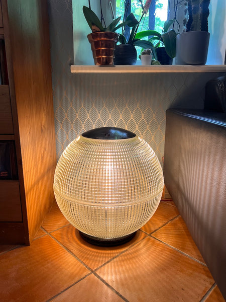 Le Sélectionneur - Brocante - Luminaire Boule Holophane / Europhane grand modèle sur socle - Diamètre 50cm - Années 70