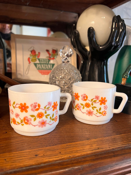 2 tasses vintages en verre Arcopal Scania à fleurs oranges et roses - 1970