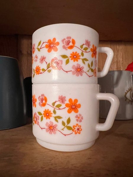2 tasses vintages en verre Arcopal Scania à fleurs oranges et roses - 1970