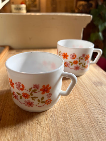2 tasses vintages en verre Arcopal Scania à fleurs oranges et roses - 1970