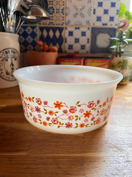 Saladier vintage en verre Arcopal Scania à fleurs oranges et roses - 1970