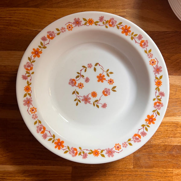 Assiette creuse vintage en verre Arcopal Scania à fleurs oranges et roses - 1970