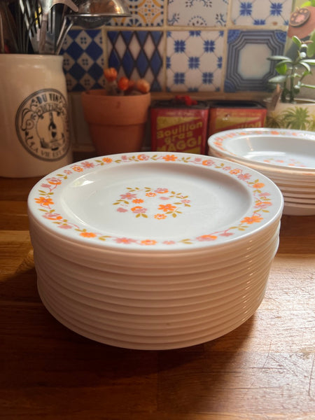 Assiette à dessert vintage en verre Arcopal Scania à fleurs oranges et roses - 1970