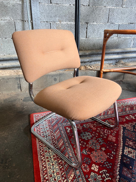 Fauteuil chauffeuse vintage Strafor en métal chromé et laine marron orangé - Années 70