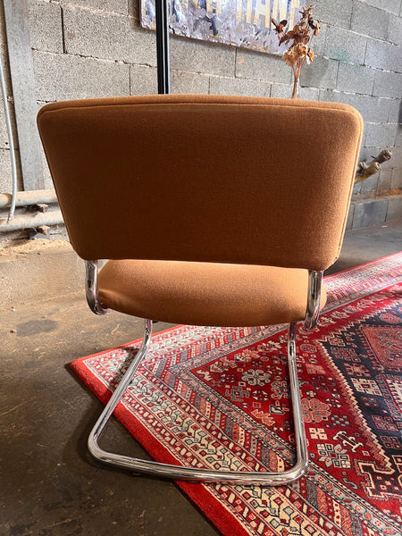 Fauteuil chauffeuse vintage Strafor en métal chromé et laine marron orangé - Années 70
