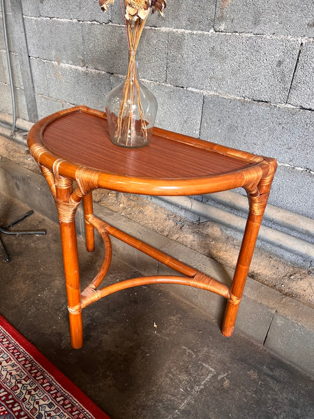 Console vintage demi-lune en rotin