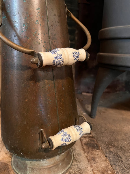 Seau à charbon hollandais vintage en cuivre aux poignées en Porcelaine de Delft