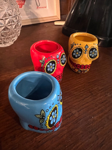 3 petits verres à shooter en céramique en forme de crâne mexicain