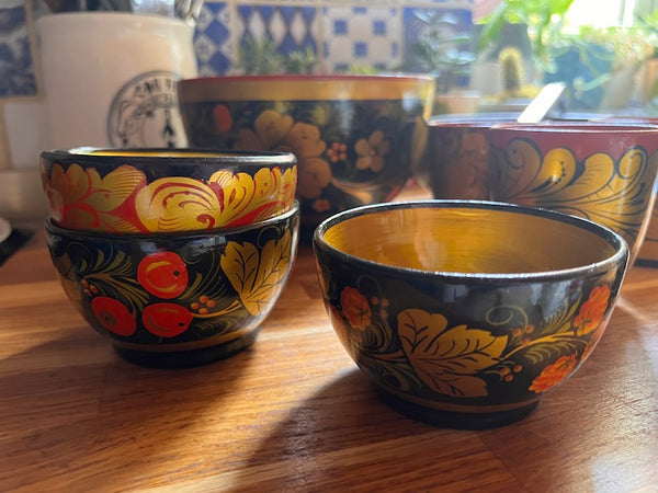 Set de vaisselle russe vintage Khokholma en bois peint à la main - 9 pièces