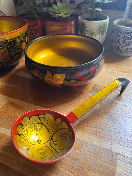 Set de vaisselle russe vintage Khokholma en bois peint à la main - 9 pièces