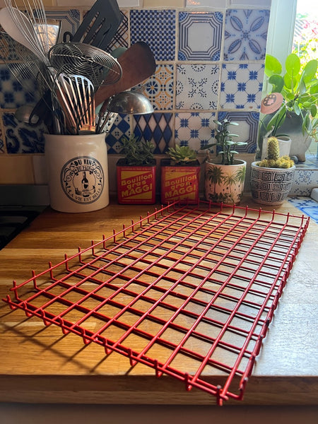 Plateau de service vintage en métal gainé de plastique rouge