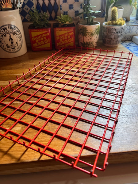 Plateau de service vintage en métal gainé de plastique rouge