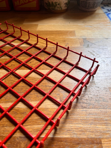 Plateau de service vintage en métal gainé de plastique rouge