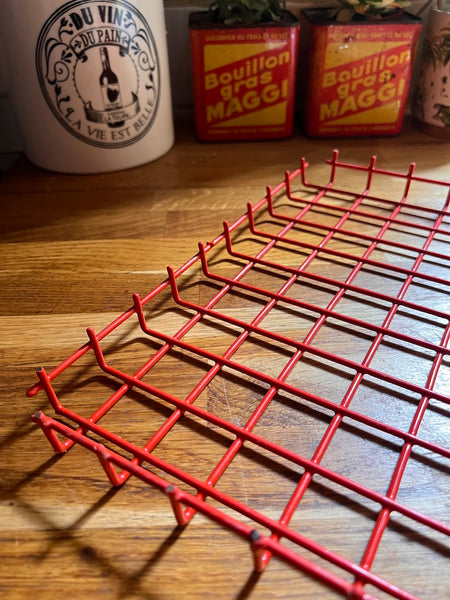 Plateau de service vintage en métal gainé de plastique rouge