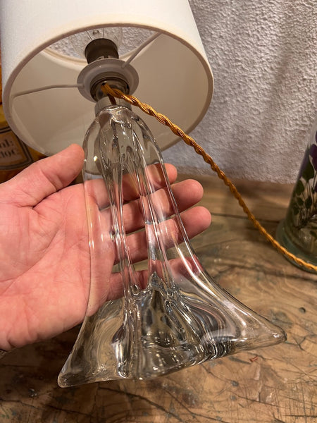 Lampe de table ancienne au pied en cristal