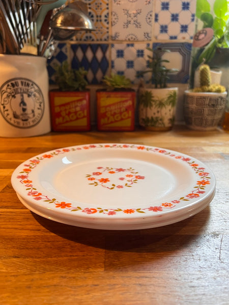 Assiette plate vintage en verre Arcopal Scania à fleurs oranges et roses - 1970